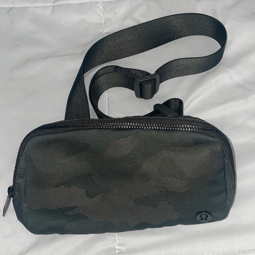 NWOT Lululemon Army green everywhere belt bag, SOLD OUT ✨